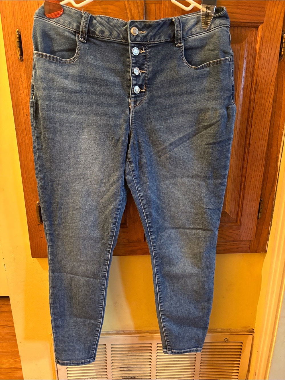 Maurices Skinny Button-Fly Jeans in Medium Blue. Size L Short Tag. 33” x 36”
